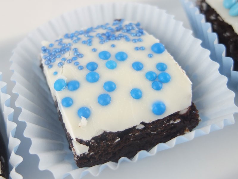 Brownies-made-with-a-heart-topped-with-perils-(3)